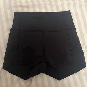 Lululemon shorts in size 4 not worn because I got a size too small.Length is ‘’4